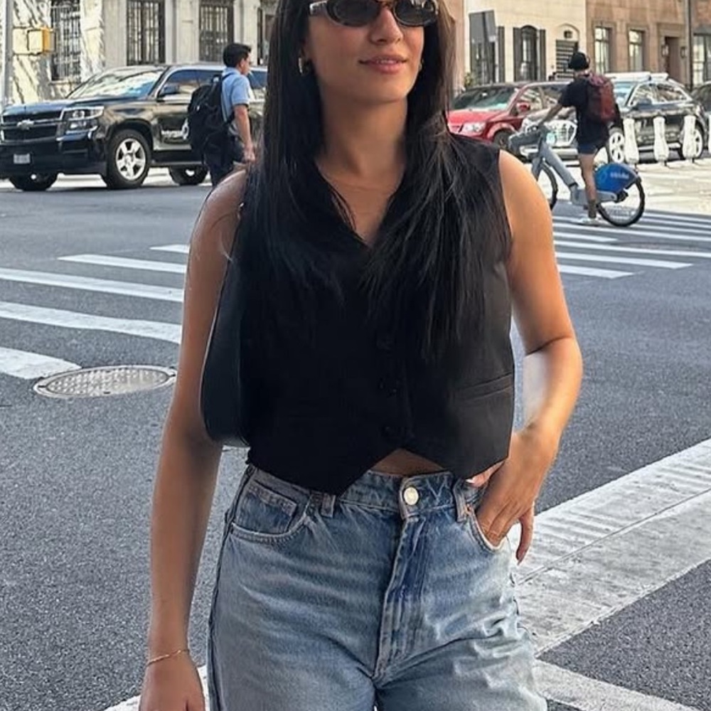 Black Button-Front Vest - Sleek Cropped Style